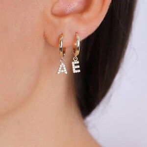 Aro de oro macizo de 14k, pendiente de letra, pendiente de letra, pendientes de iniciales personalizados, regalo personalizado para ella, regalo de pendientes personalizados