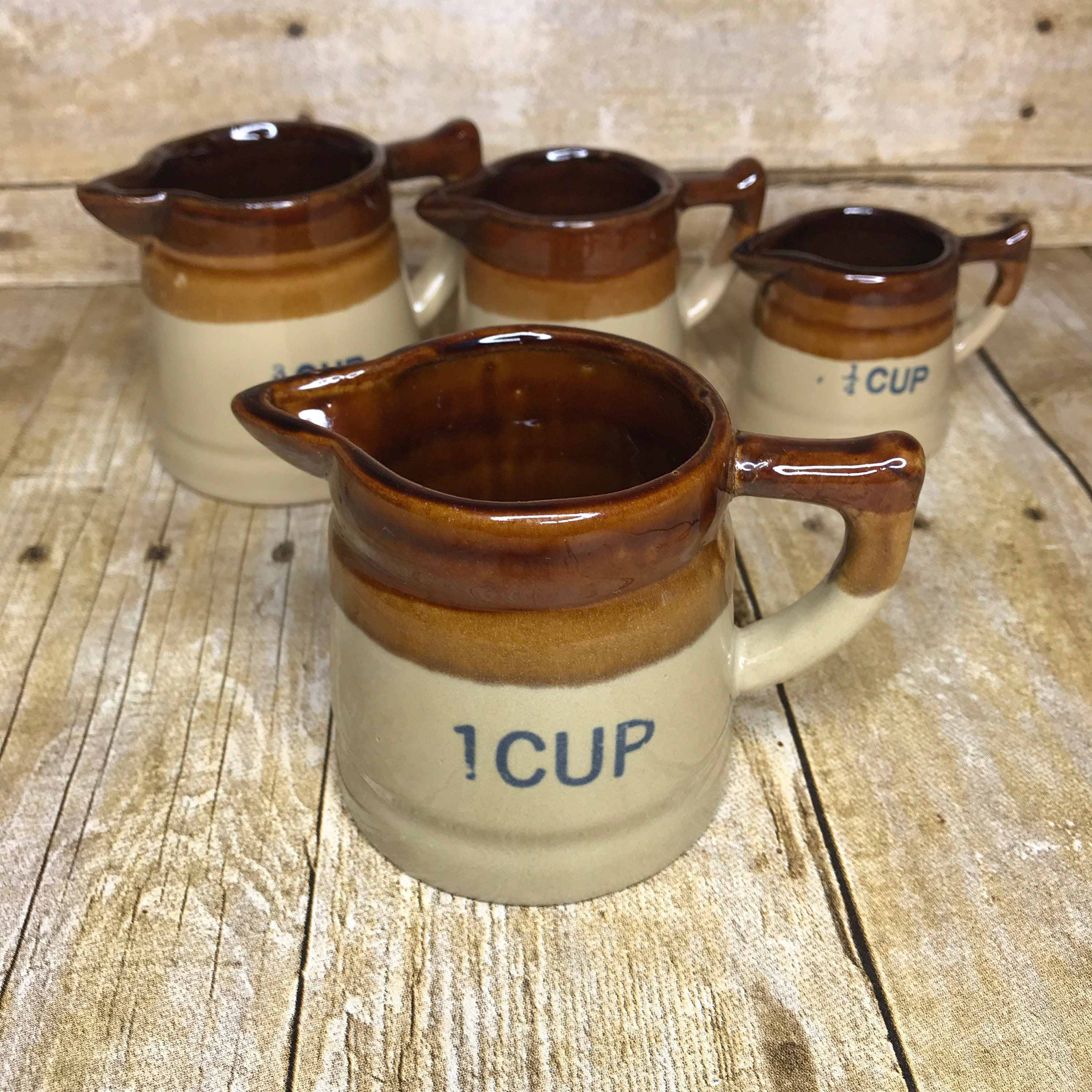 B+W Stoneware Measuring Cups with Gold Rim