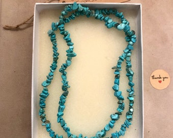 collier long avec chips d’aulite turquoise