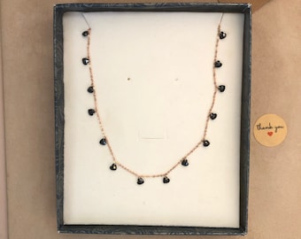 Rosé crew-neck necklace with black hearts