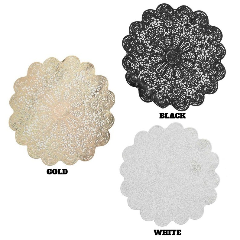 Puede incluir: Tres manteles individuales redondos de encaje en dorado, negro y blanco. Los manteles individuales tienen un dise&ntilde;o delicado e intrincado.