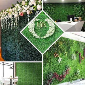 Op de afbeelding: Een groene kunstgras wandpaneel met verschillende planten en bloemen. Het paneel wordt getoond in verschillende omgevingen, waaronder een trouwdecor, een ontvangstruimte en een thuiskantoor.
