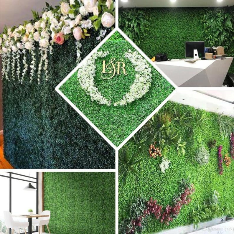 Op de afbeelding: Een groene kunstgras wandpaneel met verschillende planten en bloemen. Het paneel wordt getoond in verschillende omgevingen, waaronder een trouwdecor, een ontvangstruimte en een thuiskantoor.