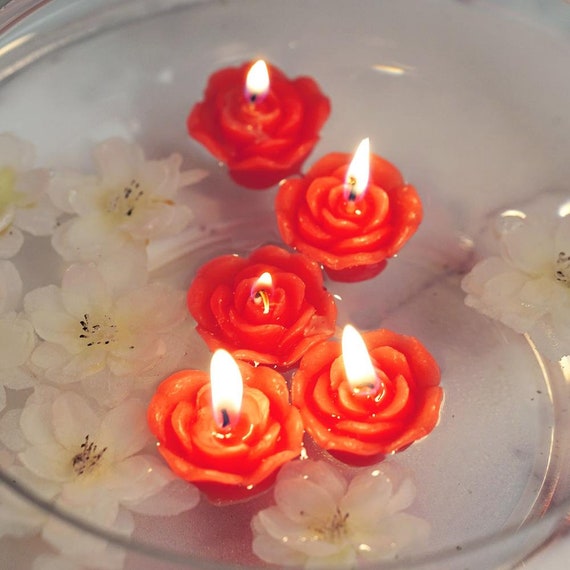 Une petite chandelle de cire rouge, pour vos bougeoirs ou candélabres