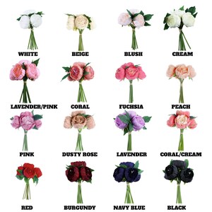 Pu&ograve; includere: Assortimento di bouquet di peonie artificiali in vari colori, tra cui bianco, beige, blush, crema, lavanda/rosa, corallo, fucsia, pesca, rosa, rosa antico, lavanda, corallo/crema, rosso, bordeaux, blu navy e nero. Ogni bouquet &egrave; legato con spago verde.