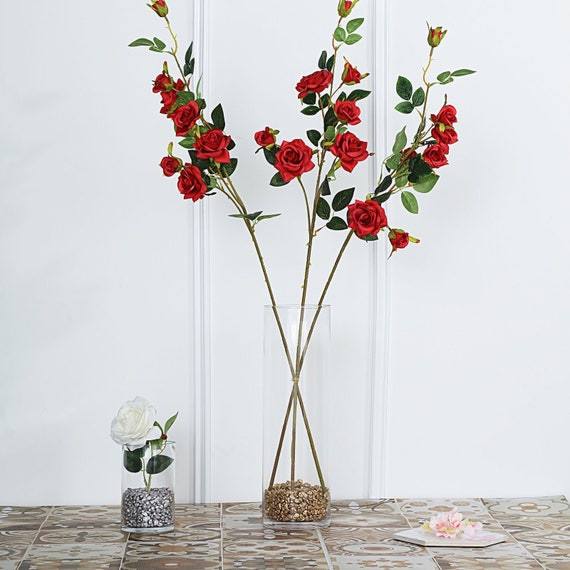 Bouton de rose rouge sur tige avec épines, decoration mariage