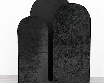 Könnte beinhalten: Drei schwarze Samt-Hintergrundpaneele in verschiedenen Größen. Das größte ist ein Halbkreis, die anderen sind gewölbte Rechtecke. Jedes Paneel ist auf einem goldfarbenen Metallrahmen montiert und schafft eine luxuriöse und elegante Präsentation.