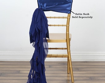Può includere: Un'elegante fascia per sedia in chiffon blu navy con un nastro in raso abbinato legato attorno a una sedia Chiavari dorata. Il testo "Satin Sash Sold Seperately" è visibile nell'immagine.