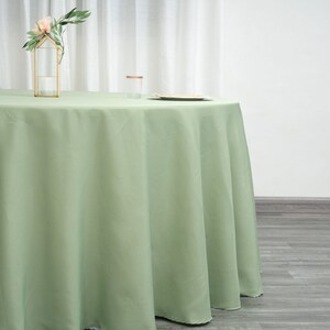 Op de afbeelding: Een ronde tafelkleed in lichtgroen, perfect voor een eettafel of evenement. Het tafelkleed is glad en kreukvrij, met een subtiele glans.