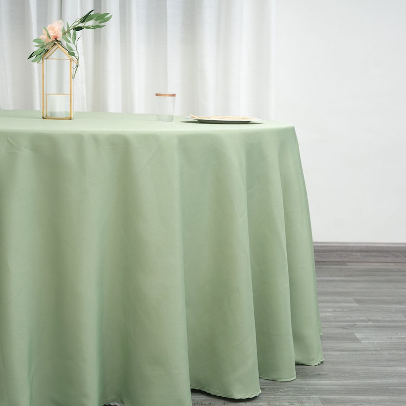 Op de afbeelding: Een ronde tafelkleed in lichtgroen, perfect voor een eettafel of evenement. Het tafelkleed is glad en kreukvrij, met een subtiele glans.