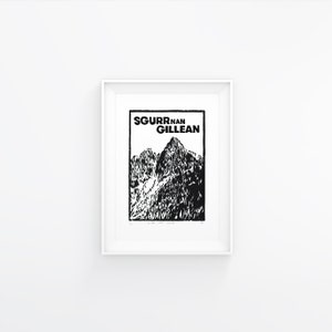 Puede incluir: Impresión en blanco y negro de una cordillera con el texto "SGURR NAN GILLEAN" en la parte superior.