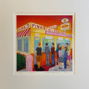 Puede incluir: Una pintura de una fila de personas esperando afuera de Pink's Hot Dogs en Los Ángeles, California. El restaurante es amarillo con toldos a rayas rojas y blancas. El letrero dice "Pink's Chili Dogs Burgers Celebrates".