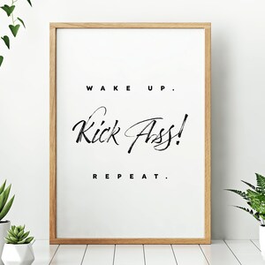 Wake Up Kick wiederholen / / druckbare motivierende Wandkunst, Poster oder Postkarte, Instant Download, schwarz oder weiß Hintergrund