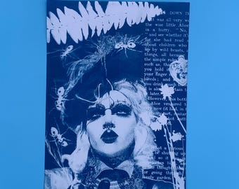 Può includere: Una stampa blu scuro con un ritratto stilizzato di una persona con capelli bianchi e trucco, adornato con illustrazioni di insetti e testo da un libro. L'immagine ha un'estetica gotica.