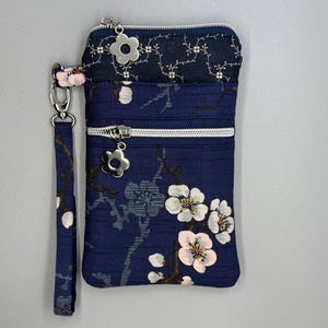 Bolso de mano para teléfono móvil con tiradores de flores plateadas y diseño de flor de cerezo azul marino iPhone 16 Pro iPhone 15 Phone 14 Pro iPhone XS Max iPhone 13 iPhone 12