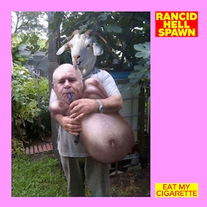 Puede incluir: Un hombre sostiene una cabeza de cabra en sus brazos. La cabeza de cabra lleva una camisa blanca y el hombre está tocando una gaita. El texto "RANCID HELL SPAWN" está en la esquina superior derecha de la imagen y el texto "EAT MY CIGARETTE" está en la esquina inferior derecha de la imagen.