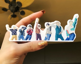 Puede incluir: Una pegatina con un grupo de siete figuras de dibujos animados en diferentes poses. Las figuras llevan ropa de diferentes colores y están sobre un fondo blanco.