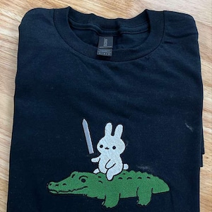 Sudadera con capucha bordada "We Ride at Dawn", camiseta divertida de conejo y cocodrilo, animal caótico, regalo de humor para gamers