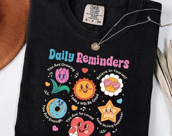 Camiseta Comfort Colors Daily Reminders, camiseta con afirmación positiva para ella, lindo regalo motivacional, camiseta con cita inspiradora, camiseta gráfica motivadora