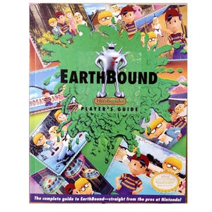 Peut inclure: Le guide du joueur EarthBound est un livre rectangulaire présentant un collage d'illustrations et de scènes de personnages de jeu. Un grand graphique de slime vert est centré sur la couverture avec le titre EarthBound et le logo Nintendo en noir.