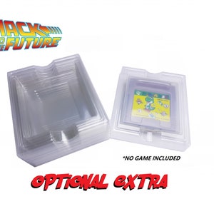 Pode incluir: Duas caixas de pl&aacute;stico transparente para cartuchos de Game Boy Color. A caixa &agrave; esquerda est&aacute; empilhada e a caixa &agrave; direita tem um cartucho de Game Boy Color dentro. O texto "*NO GAME INCLUDED" est&aacute; impresso abaixo da caixa &agrave; direita. O texto "OPTIONAL EXTRA" est&aacute; impresso abaixo das caixas em vermelho.