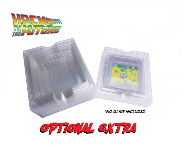 Pode incluir: Duas caixas de pl&aacute;stico transparente para cartuchos de Game Boy Color. A caixa &agrave; esquerda est&aacute; empilhada e a caixa &agrave; direita tem um cartucho de Game Boy Color dentro. O texto "*NO GAME INCLUDED" est&aacute; impresso abaixo da caixa &agrave; direita. O texto "OPTIONAL EXTRA" est&aacute; impresso abaixo das caixas em vermelho.