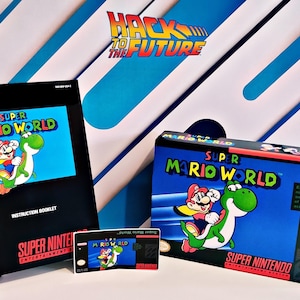 Könnte beinhalten: Eine Super Nintendo Entertainment System-Spielkassette, eine Anleitung und eine Schachtel für Super Mario World. Die Schachtel ist blau mit einem Bild von Mario und Yoshi, die auf einem Dinosaurier reiten. Der Text auf der Schachtel lautet "Super Mario World" und "Super Nintendo Entertainment System". Die Anleitung ist schwarz mit einem Bild von Mario und Yoshi, die auf einem Dinosaurier reiten. Der Text auf der Anleitung lautet "Super Mario World" und "Anleitung". Die Spielkassette ist schwarz mit einem Bild von Mario und Yoshi, die auf einem Dinosaurier reiten. Der Text auf der Spielkassette lautet "Super Mario World".