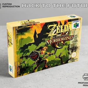 Könnte beinhalten: Eine rechteckige Videospielverpackung für The Legend of Zelda: The Legend of Morrowind für Nintendo 64. Die gelbe Box zeigt eine Figur mit Schild und Schwert, das Nintendo 64 Logo sowie den Text Custom Reproduction und Hack to the Future.