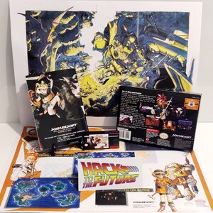 Puede incluir: Una colecci&oacute;n de art&iacute;culos de videojuegos antiguos, que incluye una caja de juego, un manual de instrucciones y materiales promocionales. La obra de arte presenta personajes y escenas del juego, con una pegatina "HACK TO THE FUTURE". La paleta de colores incluye azules, amarillos y blancos.