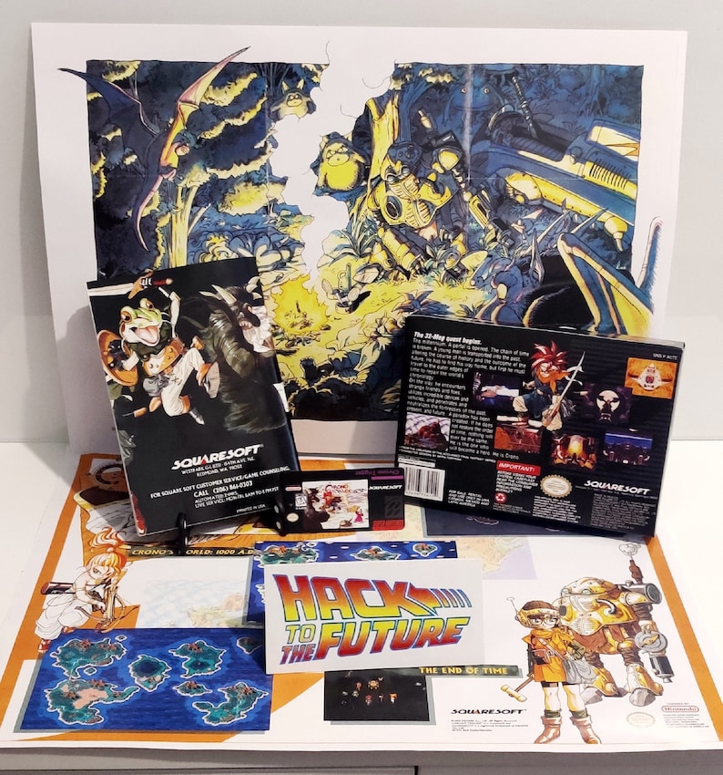 Puede incluir: Una colecci&oacute;n de art&iacute;culos de videojuegos antiguos, que incluye una caja de juego, un manual de instrucciones y materiales promocionales. La obra de arte presenta personajes y escenas del juego, con una pegatina "HACK TO THE FUTURE". La paleta de colores incluye azules, amarillos y blancos.