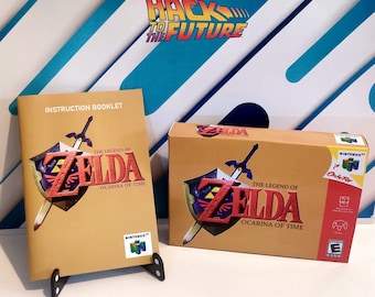 Könnte beinhalten: The Legend of Zelda: Ocarina of Time Nintendo 64 Spielkassette und Anleitung. Die Schachtel ist braun mit goldener Umrandung und zeigt das Logo und den Titel des Spiels. Die Anleitung ist ebenfalls braun mit goldener Umrandung und zeigt das Logo und den Titel des Spiels.