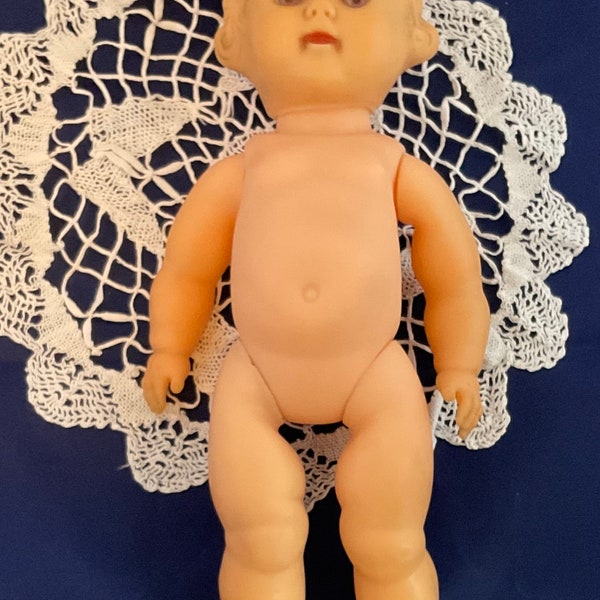 Muñeca vintage de goma moldeada, década de 1950