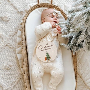 Carte de Noël personnalisée en bois pour bébé, détails peints à la main, carte d'étape de bébé personnalisée avec dessin à la main, souvenir en bois