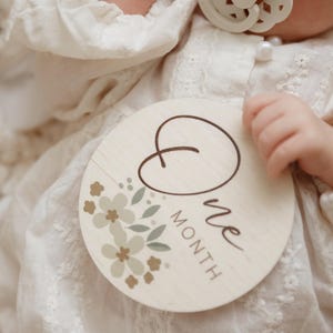 Set di dischi segnapunti mensili per neonati da 1 a 12 mesi, accessori in legno per foto di neonati, regalo ricordo per neonati, segnapunti floreali per neonati, decorazione neutra