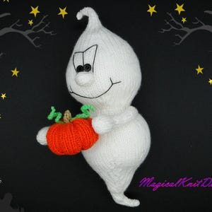 Puede incluir: Un fantasma blanco tejido a mano sosteniendo una calabaza naranja con enredaderas verdes. El fantasma tiene ojos de botón negros y una boca sonriente. El fondo es negro con estrellas amarillas y un diseño de ramas de árbol.