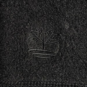 K&ouml;nnte beinhalten: Schwarze Strickm&uuml;tze mit einem kleinen gestickten Logo eines Baumes mit dem Wort "Timberland" darunter.