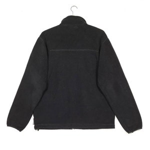 K&ouml;nnte beinhalten: Eine schwarze Fleecejacke mit Rei&szlig;verschluss und Stehkragen.