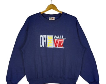 Puede incluir: Una sudadera azul marino con un logotipo Vans "Off The Wall" blanco, rojo y amarillo.