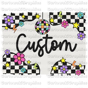 Pode incluir: Um design digital com uma bola de discoteca, flores e raios em um fundo xadrez preto e branco. O texto "Custom" está escrito em uma fonte grande e estilizada.