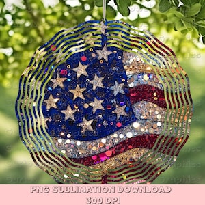 Op de afbeelding: Een ronde windspinner met het ontwerp van de Amerikaanse vlag. Het heeft een blauw veld met witte sterren, rood-witte strepen en een golvende groene rand. De tekst "PNG SUBLIMATION DOWNLOAD" en "300 DPI" is zichtbaar.