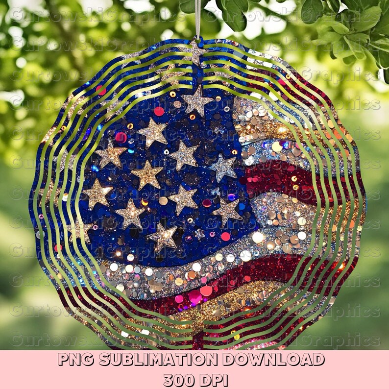Op de afbeelding: Een ronde windspinner met het ontwerp van de Amerikaanse vlag. Het heeft een blauw veld met witte sterren, rood-witte strepen en een golvende groene rand. De tekst "PNG SUBLIMATION DOWNLOAD" en "300 DPI" is zichtbaar.