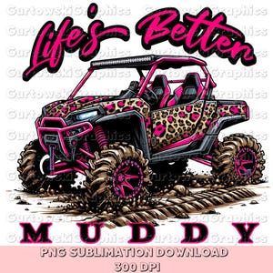 Könnte beinhalten: Ein pinkfarbenes und schwarzes Geländewagen mit Leopardenmuster fährt durch Schlamm. Das Fahrzeug hat einen Überrollkäfig und eine große Windschutzscheibe. Der Text "Life's Better Muddy" ist in pinken Buchstaben über dem Fahrzeug geschrieben.