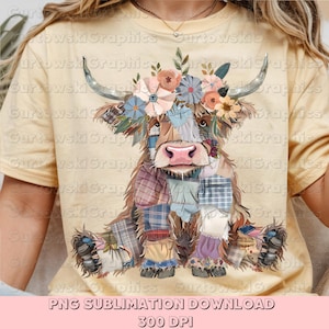 Peut inclure: Illustration d'une vache des Highlands avec une couronne de fleurs et un motif patchwork. La vache a un nez rose, de longues cornes et est ornée de divers motifs de tissu. Le texte "PNG SUBLIMATION DOWNLOAD 300 DPI" est en bas.