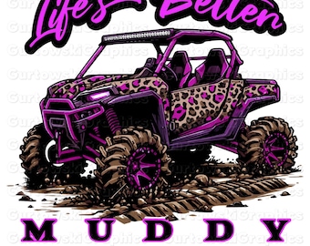 La vita è migliore se è fangosa. PNG viola, Leopardo affiancato. PNG, Mudding. PNG, Side Chick. PNG, Guida in ATV. PNG, Design maglietta fuoristrada. PNG Girly 4 Wheeler.