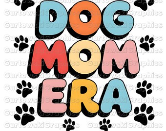 Può includere: Un design grafico colorato con il testo "DOG MOM ERA" in stile retrò. Le lettere sono contornate di nero e hanno un effetto 3D. Lo sfondo è bianco con impronte di zampe nere.