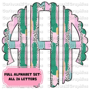 Puede incluir: Un diseño de monograma decorativo con las letras "AHH" en un marco festoneado. Las letras están rellenas con un patrón colorido de pinceladas verdes, rosas y negras y lunares. También se incluye el texto "FULL ALPHABET SET - ALL 26 LETTERS".