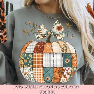 Pode incluir: Um moletom cinza com um design de abóbora em patchwork, com laço e caule. A abóbora é composta por vários padrões de tecido em laranja, verde e marrom. O texto "PNG SUBLIMATION DOWNLOAD 300 DPI" está na parte inferior.