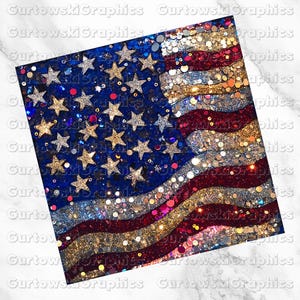 Op de afbeelding: Een vierkant, glinsterend ontwerp van de Amerikaanse vlag. De vlag heeft een blauw veld met gouden sterren en rode en witte strepen. De strepen zijn gemaakt van glitter en pailletten. De vlag is een patriottische decoratie.