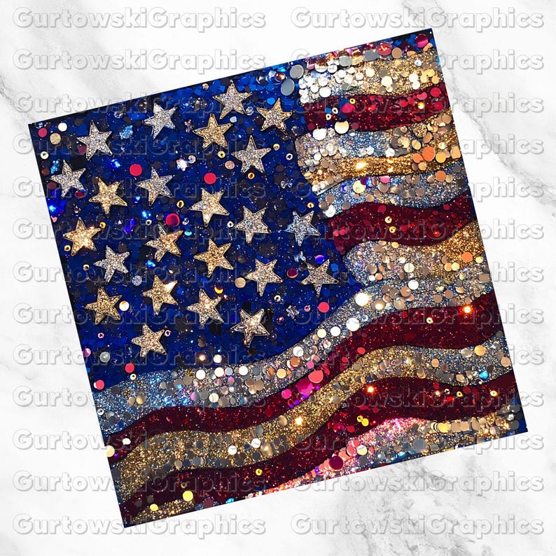Op de afbeelding: Een vierkant, glinsterend ontwerp van de Amerikaanse vlag. De vlag heeft een blauw veld met gouden sterren en rode en witte strepen. De strepen zijn gemaakt van glitter en pailletten. De vlag is een patriottische decoratie.
