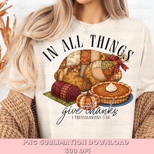 Könnte beinhalten: Cremefarbenes T-Shirt mit einem Thanksgiving-Motiv. Das Design umfasst einen Kuchen, Kürbisse und eine dekorative Truthahn. Der Text lautet "In allen Dingen danken" mit einem Bibelvers-Verweis.